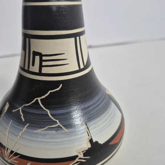 Naatsiilid Pottery Rainbow Signature Native American Navajo Vase Signed - Picture 7 of 9